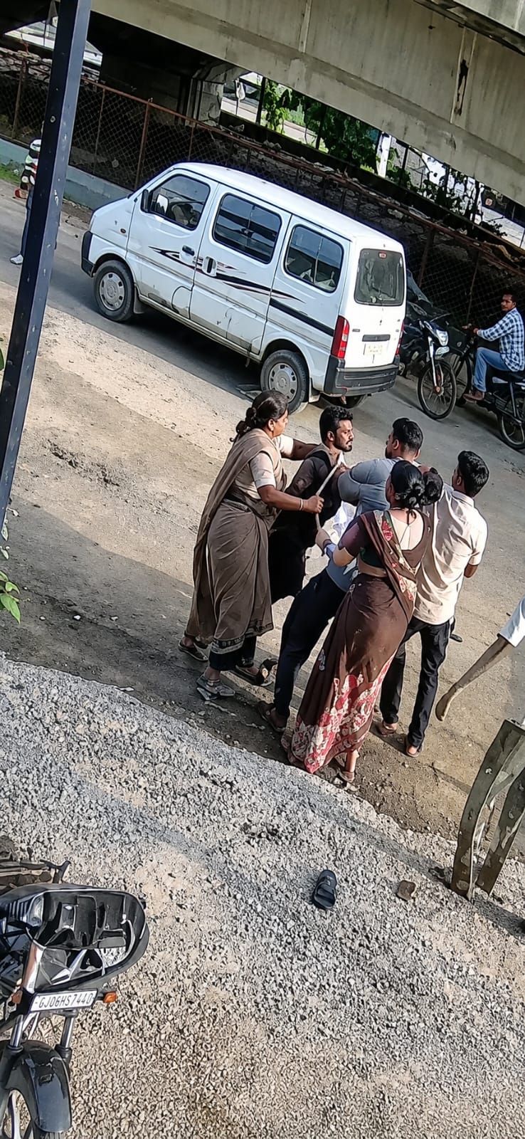 વડોદરામાં પાર્કિંગના મુદ્દે જૂથ અથડામણ: જીમ સંચાલક અને તેના ભાઈ પર હુમલાનો આરોપ, CCTVમાં સમગ્ર ઘટનાક્રમ કેદ